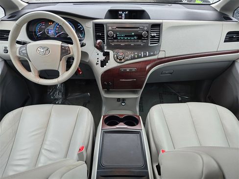 Used 2013 Toyota Sienna XLE image 18