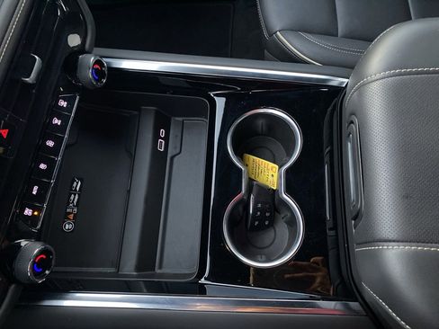 Used 2025 Chevrolet Suburban Premier image 33