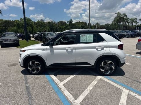 Used 2024 Hyundai Venue Limited FWD image 9