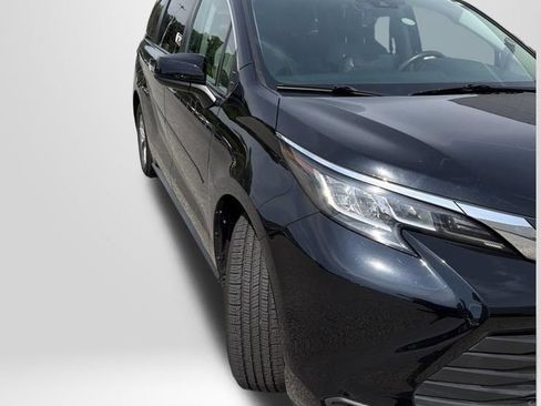 Used 2022 Toyota Sienna LE FWD image 2
