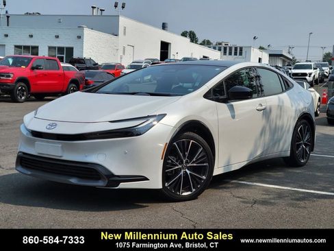 Used 2024 Toyota Prius XLE image 1