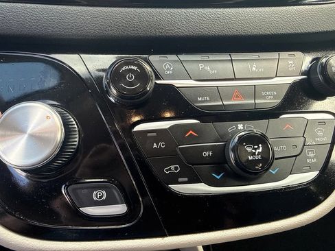 Used 2024 Chrysler Pacifica Touring-L FWD image 22