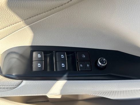 Used 2018 Toyota Camry XLE FWD image 7