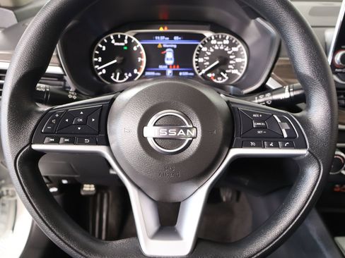 Used 2025 Nissan Altima 2.5 SV FWD image 3
