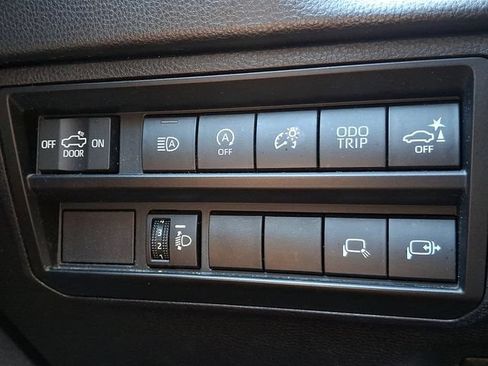 Used 2022 Toyota Tundra SR5 w/ SR5 Convenience Package AWD/4WD image 20