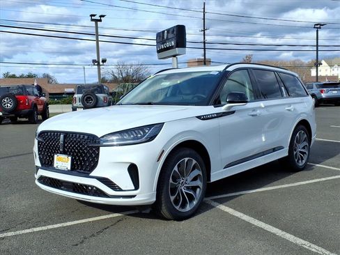 New 2026 Lincoln Aviator AWD w/ Jet Appearance Package image 3