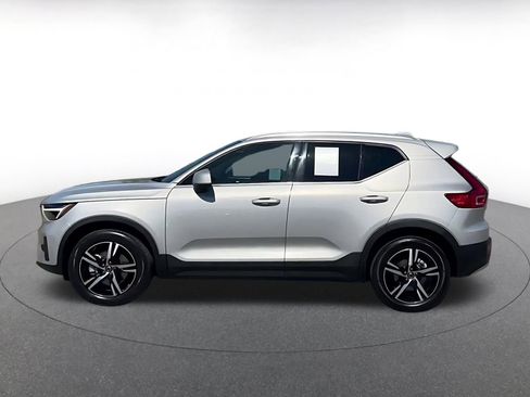 Used 2024 Volvo XC40 B5 Core image 10