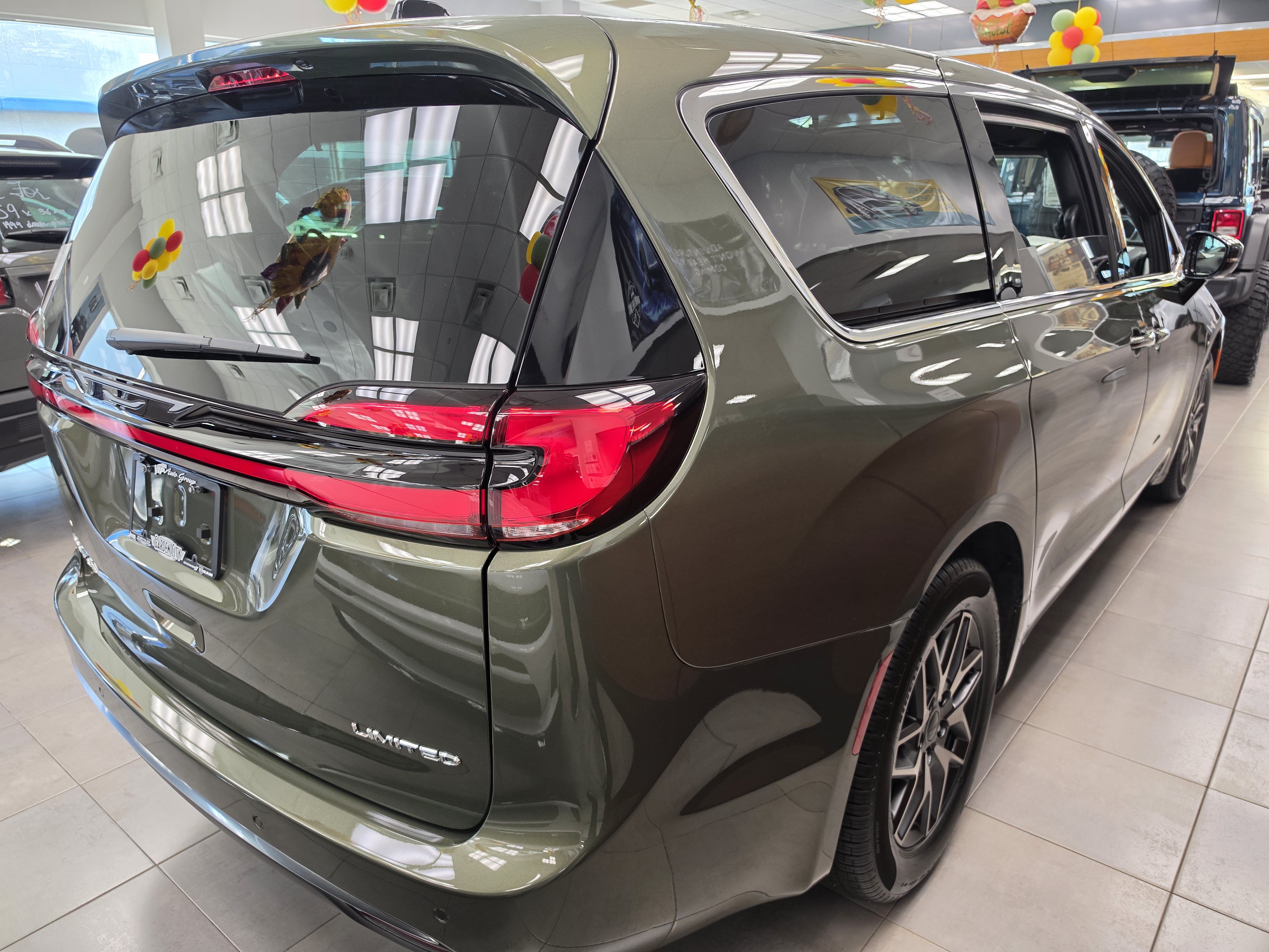 New 2027 Chrysler Pacifica Limited FWD image 4