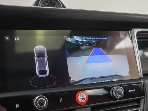 Certified 2025 Porsche Macan image 31