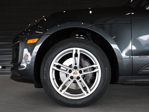 Certified 2024 Porsche Macan AWD/4WD image 25