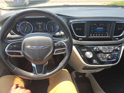 Used 2020 Chrysler Pacifica Touring-L FWD image 18