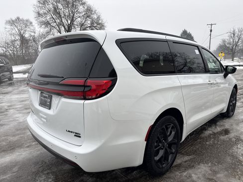 New 2026 Chrysler Pacifica Limited image 6