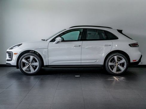 Certified 2025 Porsche Macan AWD/4WD image 2