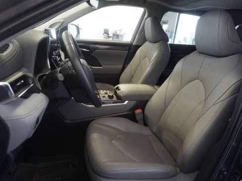 Certified 2025 Toyota Highlander Limited AWD/4WD image 19