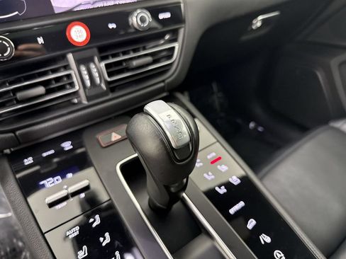 Certified 2024 Porsche Macan Turbo AWD/4WD image 32