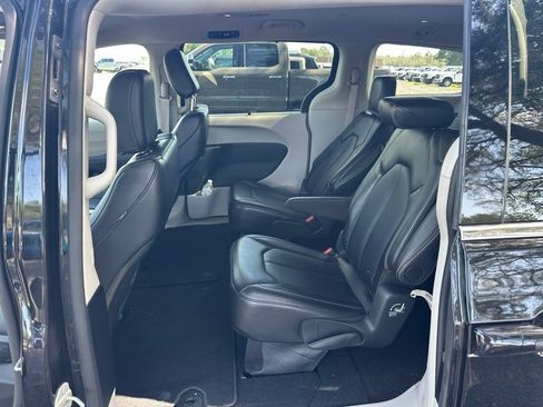 Used 2024 Chrysler Pacifica Touring-L FWD image 10