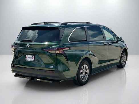 Used 2023 Toyota Sienna XLE w/ XLE Plus Package FWD image 5