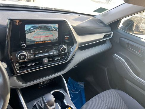 Used 2024 Toyota Highlander LE AWD/4WD image 16