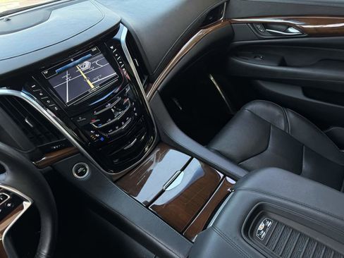 Used 2018 Cadillac Escalade Luxury RWD image 16
