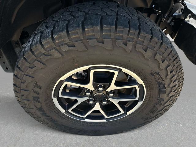 Used 2025 Jeep Gladiator Rubicon w/ Convenience Group AWD/4WD image 9