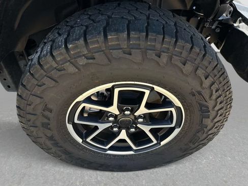 Used 2025 Jeep Gladiator Rubicon w/ Convenience Group AWD/4WD image 9