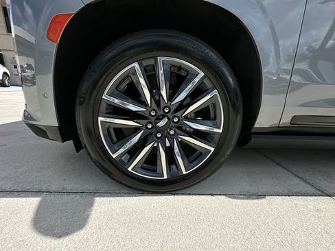Certified 2023 Cadillac Escalade ESV Sport Platinum AWD/4WD image 18