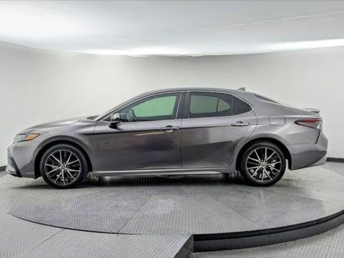 Used 2024 Toyota Camry SE w/ Convenience Package image 3