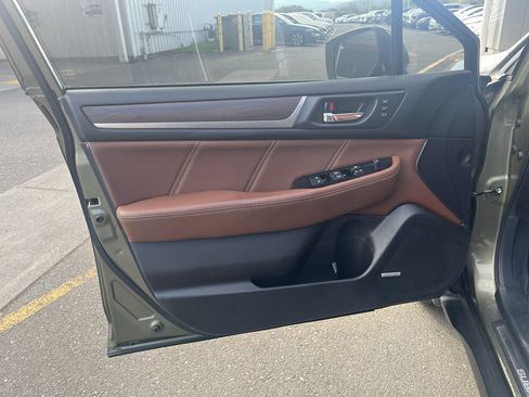 Used 2017 Subaru Outback 2.5i Touring AWD/4WD image 2