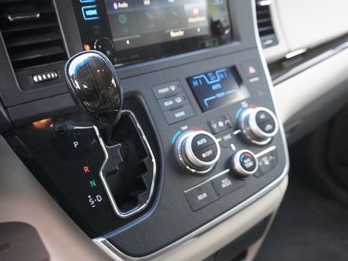 Used 2016 Toyota Sienna XLE image 58