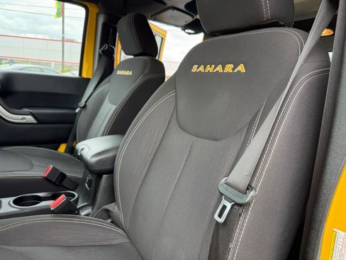 Used 2015 Jeep Wrangler Unlimited Sahara w/ Dual Top Group AWD/4WD image 28