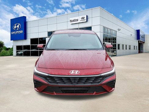 Certified 2025 Hyundai Elantra SE FWD image 2