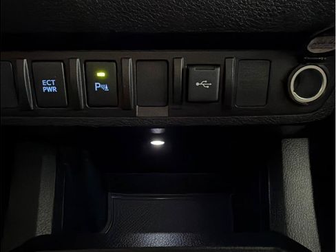 Used 2021 Toyota Tacoma SR5 AWD/4WD image 23