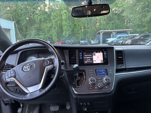 Used 2015 Toyota Sienna SE Premium image 11