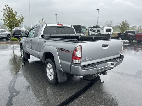Used 2015 Toyota Tacoma 4x4 Access Cab V6 w/ TRD Sport Package image 5