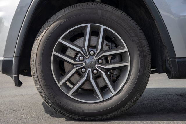 Used 2021 Jeep Grand Cherokee Limited AWD/4WD image 12