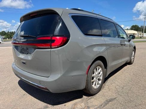 Used 2022 Chrysler Pacifica Touring-L w/ Uconnect Theater Family Group FWD image 7