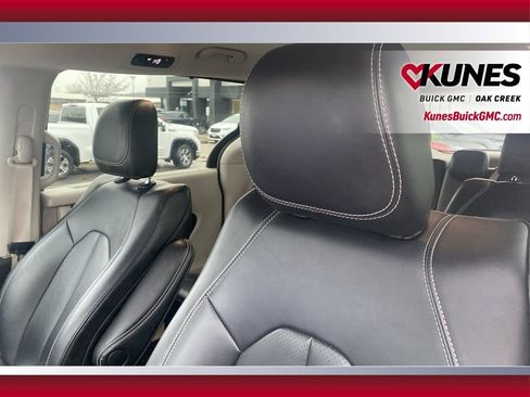 Used 2024 Chrysler Pacifica Touring-L image 17