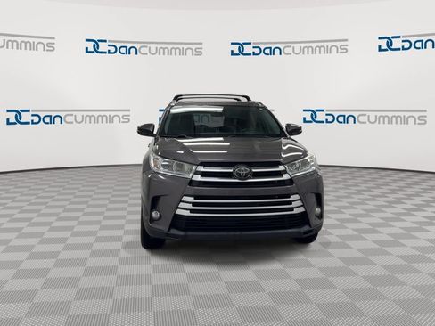 Used 2019 Toyota Highlander XLE FWD image 3