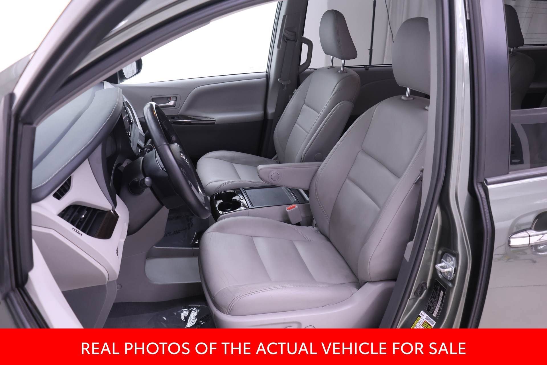 Used 2019 Toyota Sienna XLE w/ XLE Navigation Package FWD image 4
