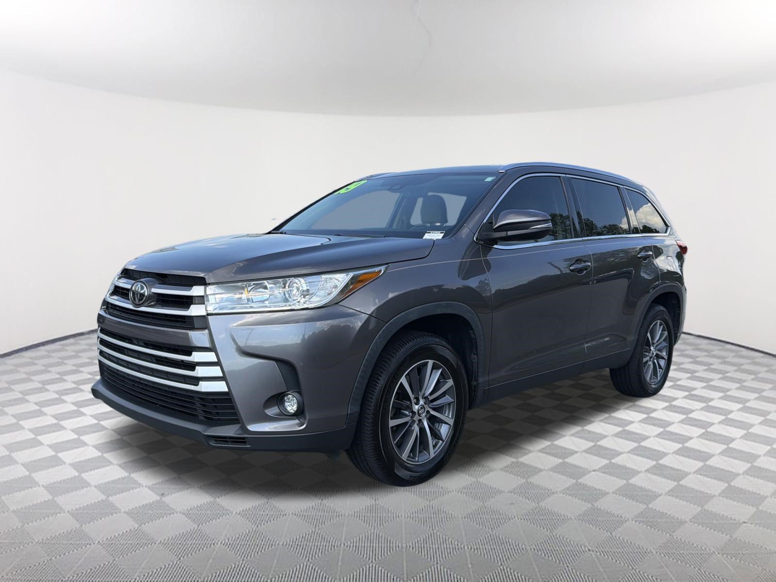 Used 2019 Toyota Highlander XLE FWD image 3