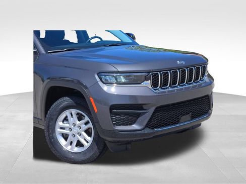 Used 2023 Jeep Grand Cherokee Laredo AWD/4WD image 2