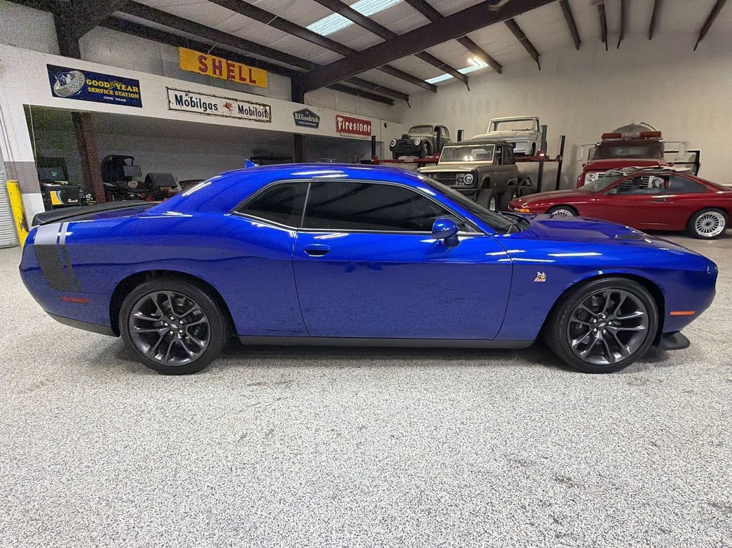 Used 2022 Dodge Challenger R/T Scat Pack w/ Scat Pack Stripe RWD image 9