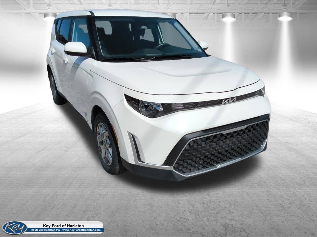Used 2025 Kia Soul LX FWD image 2