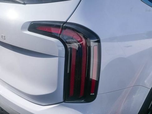 Certified 2024 Kia Telluride EX w/ EX Captain's Chair Package FWD image 11
