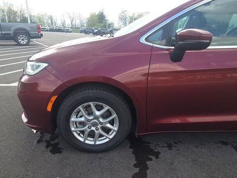 Used 2023 Chrysler Pacifica Touring-L image 17