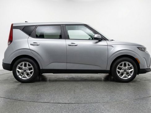 Used 2025 Kia Soul LX w/ LX Technology Package image 11