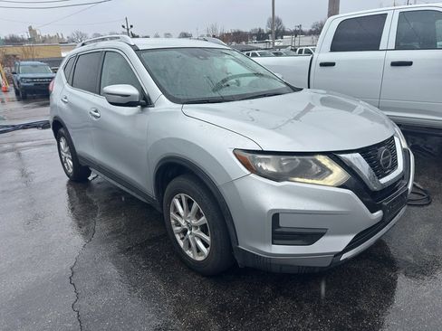 Used 2020 Nissan Rogue SV image 3