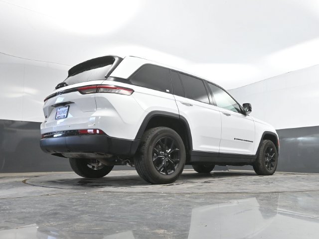 Used 2025 Jeep Grand Cherokee Altitude AWD/4WD image 44