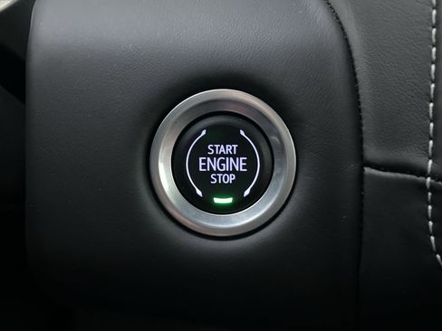 Used 2023 GMC Yukon XL Denali Ultimate image 9