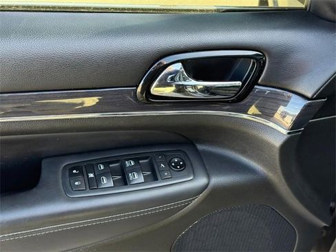 Used 2020 Jeep Grand Cherokee Overland image 16